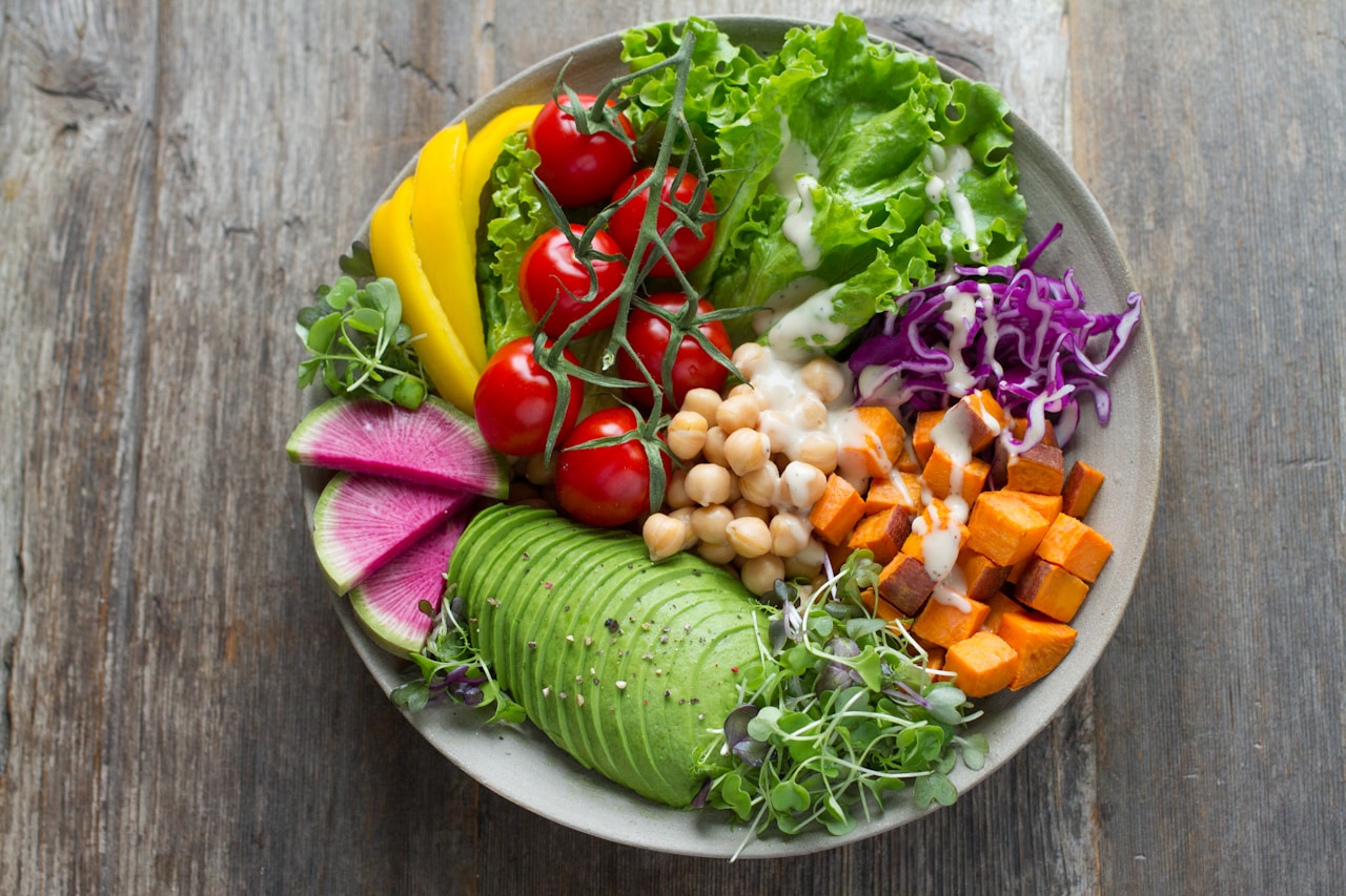 Tazón de vegetales coloridos para control de glucosa — nutrición para diabetes tipo 2 en San Luis Potosí