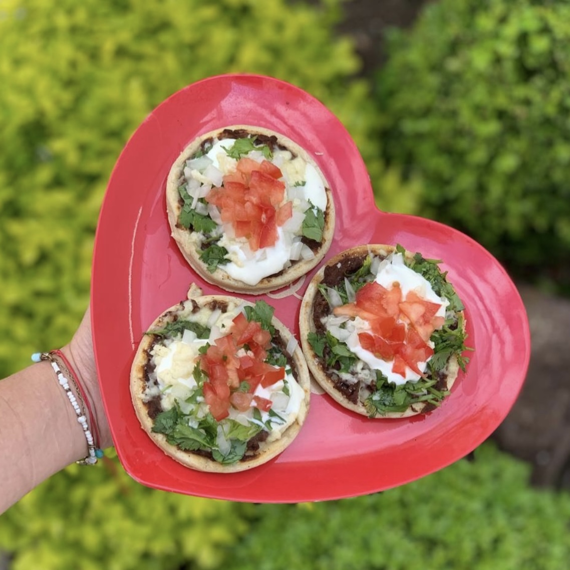 Tostadas en plato de corazón rojo — comer saludable con actitud positiva en SLP