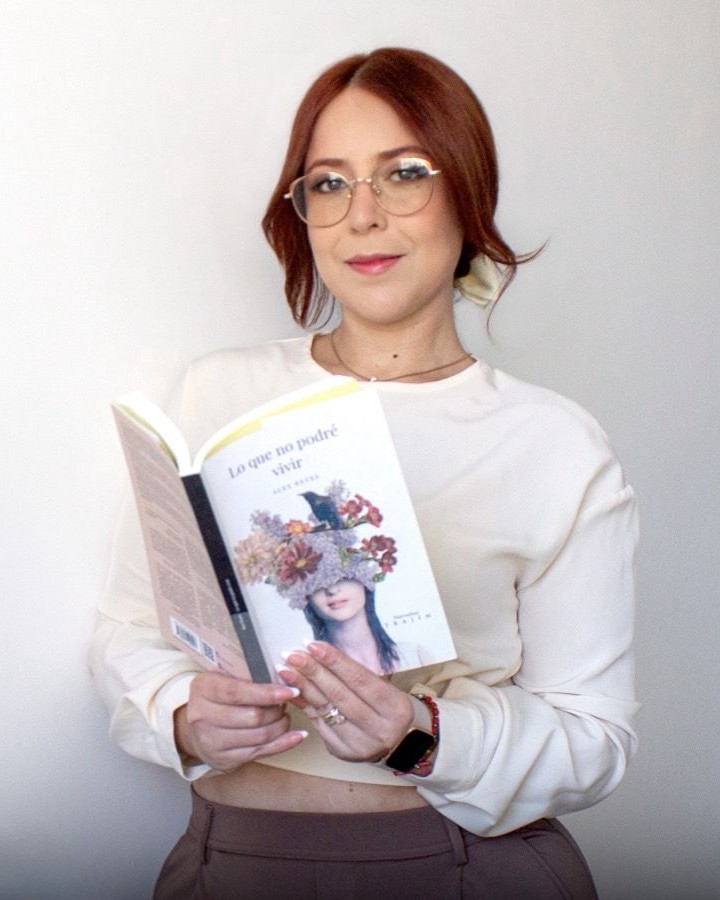 Karen Zarzosa sosteniendo un libro — nutrióloga clínica y psiconutrición en San Luis Potosí