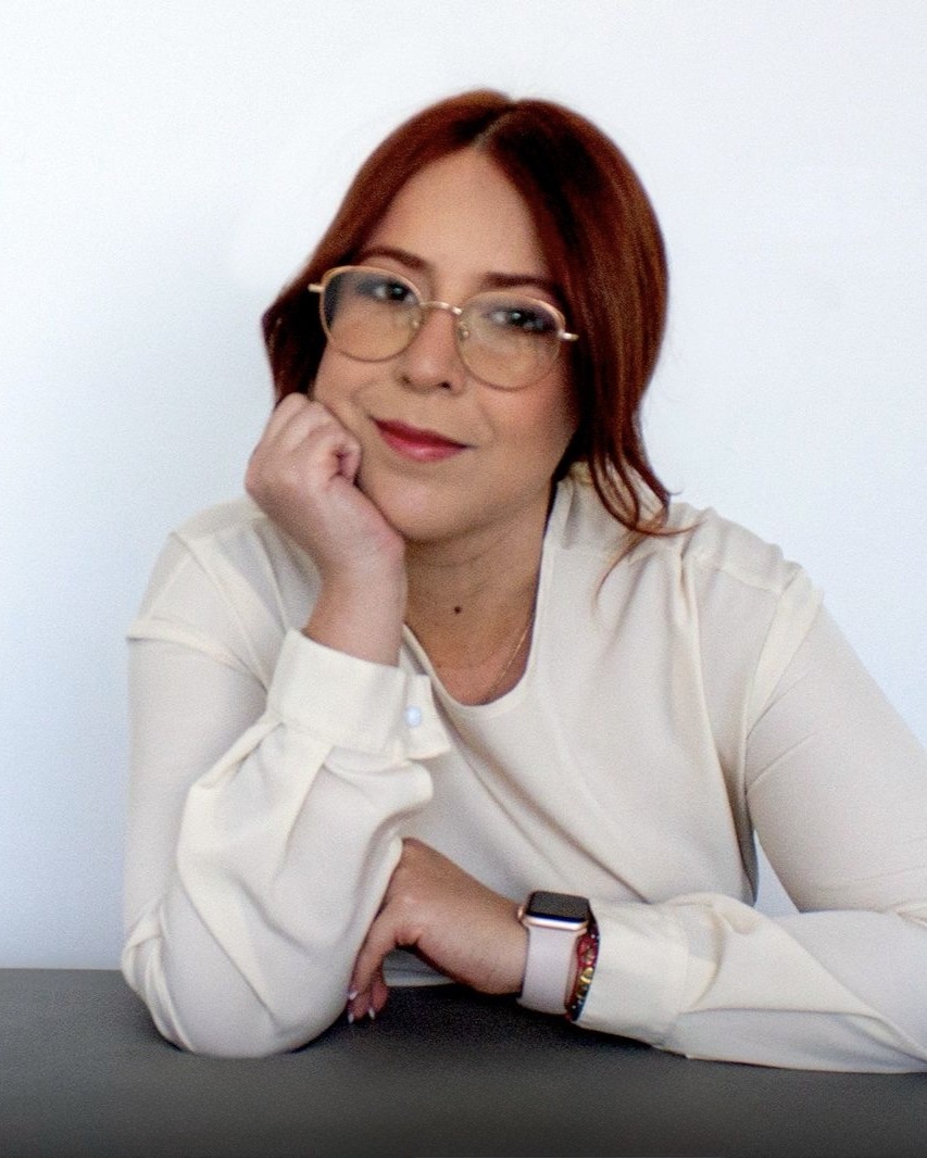 Karen Zarzosa, nutrióloga clínica especialista en psiconutrición en San Luis Potosí, retrato con lentes